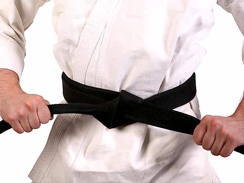 Каратэ: как правильно завязать пояс (с видео)